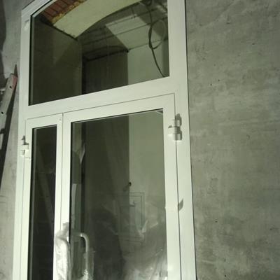 Мини Фото Алюминиевая дверь с арочной фрамуго полуторная