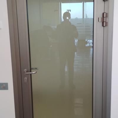 Мини Фото Противопожарная алюминиевая дверь с матовым стеклом